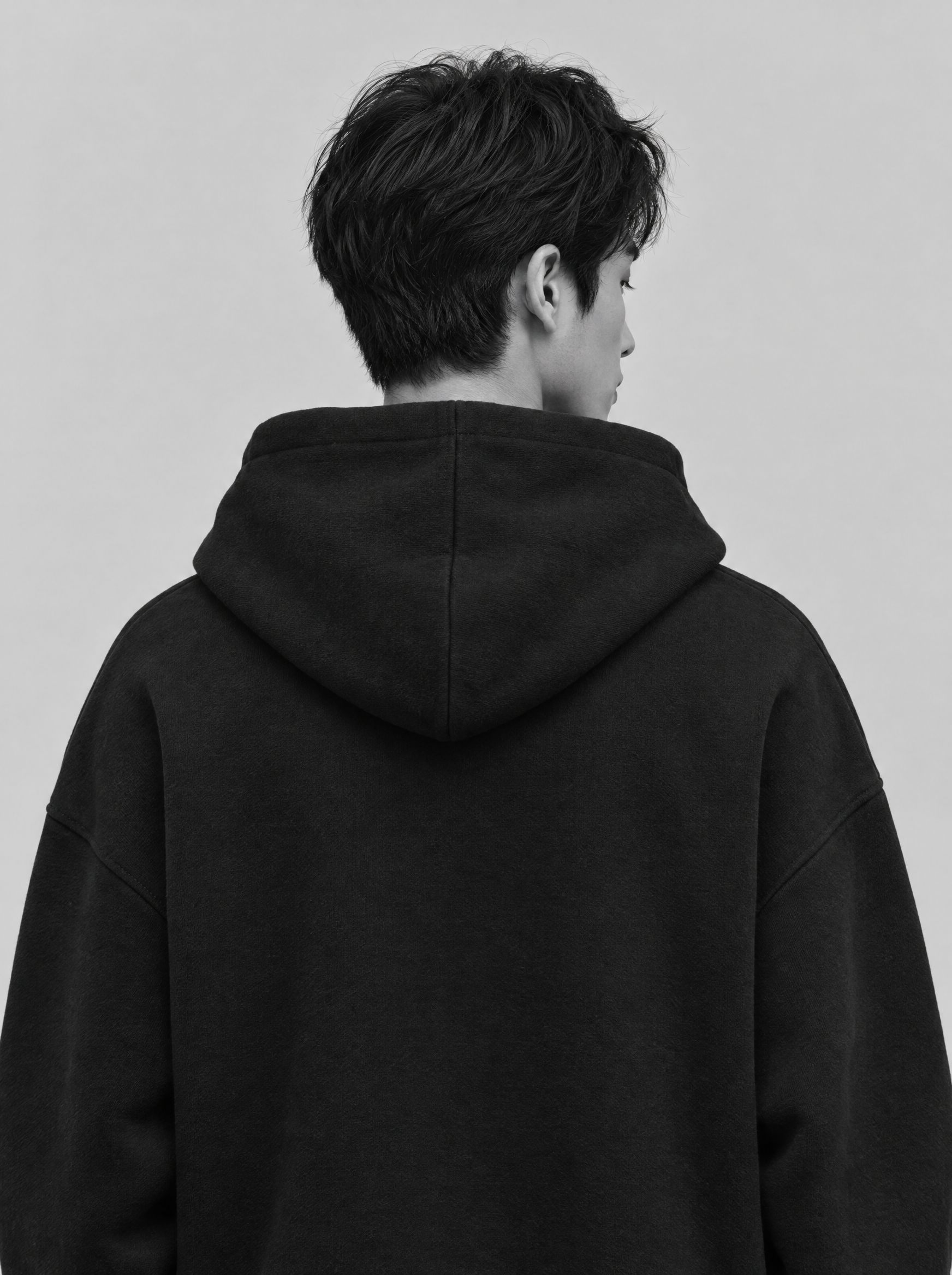 MONVÉR хар hoodie өмссөн загвар өмсөгч, ар талаас